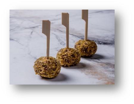 Сырный изыск из сыра "блю", миксов ореха и винограда