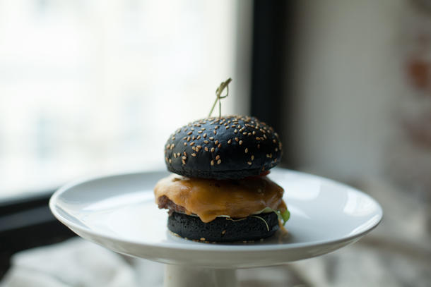 Чёрный бургер со 100%-ой говяжьей котлетой, солёным огурчиком и сыром чеддер, 6 см диаметр