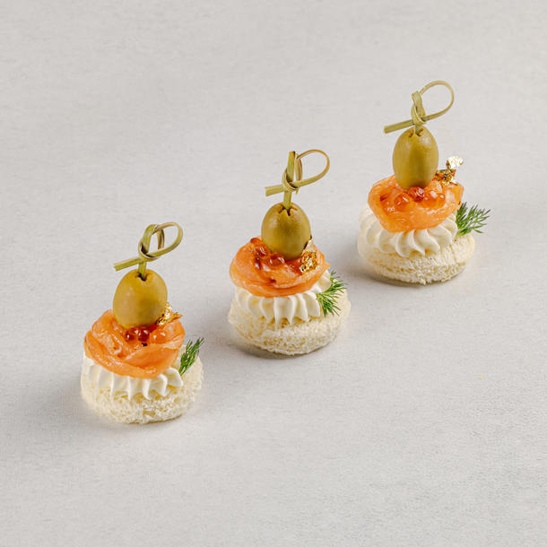 Канапе с семгой и оливкой