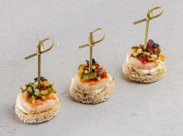 Канапе с креветкой и тар-тар огурчик