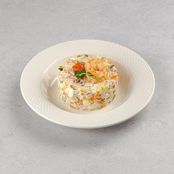 Оливье с ветчиной, копченой курочкой, украшено креветкой, красной икрой и каперсом Оливье с ветчиной, копченой курочкой, украшено креветкой, красной икрой и каперсом