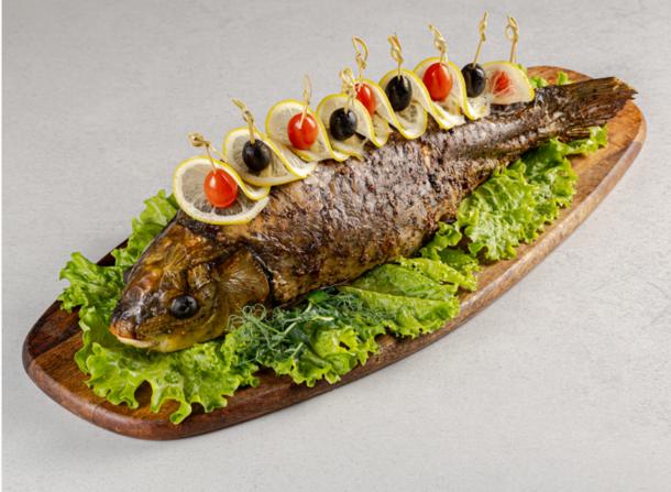 Карп запечённый, фаршированный тушёной капустой с восточными пряностями и икрой Карп запечённый, фаршированный тушёной капустой с восточными пряностями и икрой