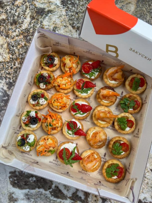 Платтер «Праздничные закуски» NEW размер М (25 шт) Платтер «Праздничные закуски» NEW размер М (25 шт)