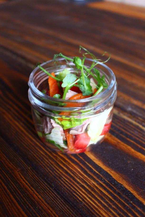 Салат из утиной грудки с курагой и ягодным соусом