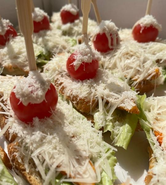 Набор брускетт Цезарь с курицей, 15 шт. Набор брускетт Цезарь с курицей, 15 шт.