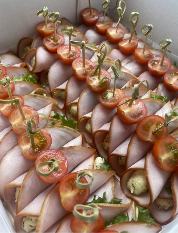 Рулетики из карбоната с сырной начинкой и зеленью, 30 шт, украшение черри и микрозеленью Рулетики из карбоната с сырной начинкой и зеленью, 30 шт, украшение черри и микрозеленью