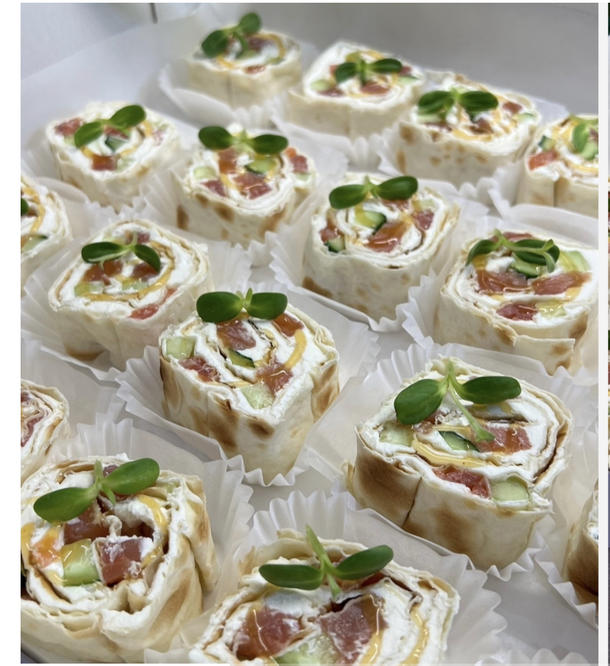 Рулетики с лососем и свежим огурчиком 20 шт Рулетики с лососем и свежим огурчиком 20 шт