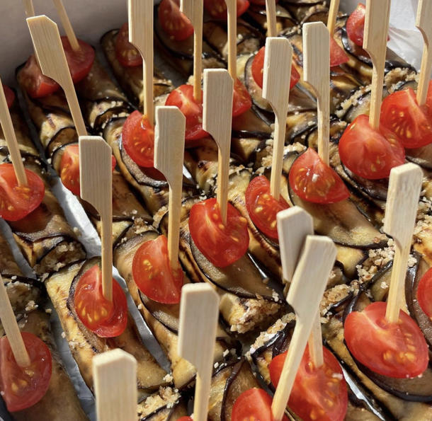 Баклажанные рулетики с сыром, орехами, чесноком и зеленью Баклажанные рулетики с сыром, орехами, чесноком и зеленью