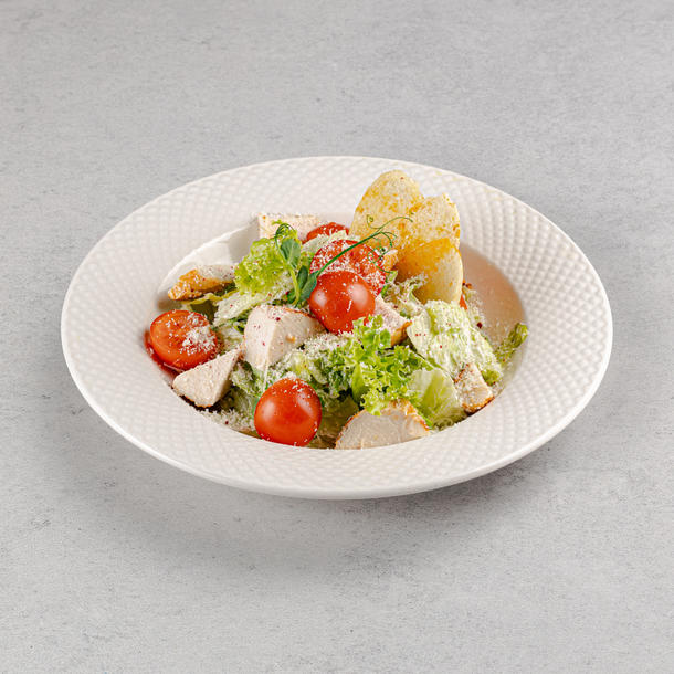 Салат "Цезарь" с куриным филе, фирменным соусом и рваными чесночными гренками Салат "Цезарь" с куриным филе, фирменным соусом и рваными чесночными гренками