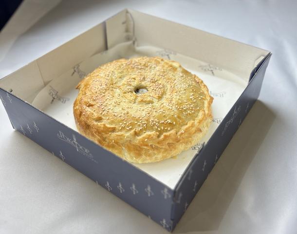 Традиционный курник из слоёного теста, с блинами, куриным филе, грибами и сыром Традиционный курник из слоёного теста, с блинами, куриным филе, грибами и сыром