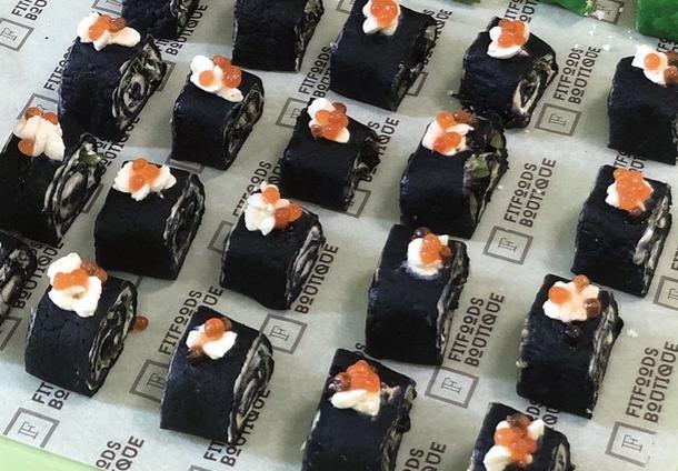Blackблин ролл с красной икрой