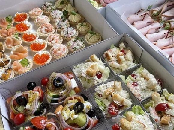 Ассорти холодных закусок с салатиками на 20-22 персоны в Ростове-на-Дону
