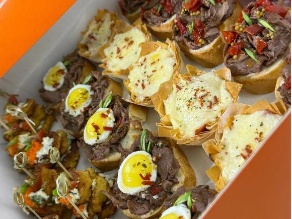 Оригинальный фуршетный сет с салатами и жюльенами на 30-32 персоны в Ростове-на-Дону