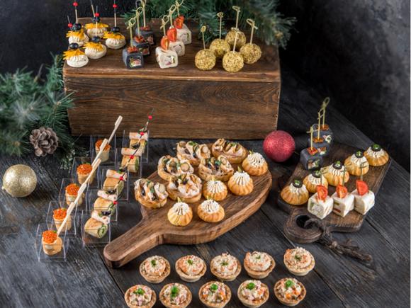 Сытные боксы с горячимим закусками и салатиками на 9-10 персон в Ростове-на-Дону