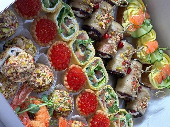 Микс аппетитных боксов на 30 персон в Ростове-на-Дону