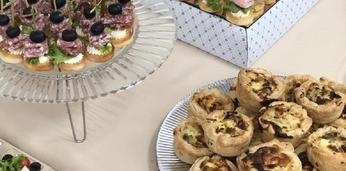 Аппетитный сет с бургерами и закусками на 18-20 персон