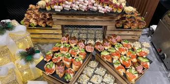 Доставка блюд и напитков на 15 персон